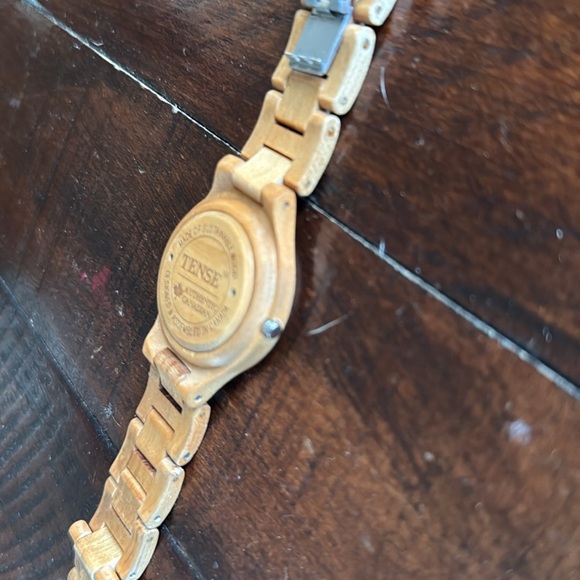 Tense unisex wood watch, light sustainable wood, 7.5 inches, made in Canada - Picture 10 of 13